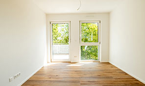 Wohnraum Zimmer in Neubauwohnung mit hellem Boden